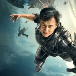 Jackie Chan in einer actionreichen Szene aus dem Film 'Bleeding Steel'. Science-Fiction-Action mit futuristischen Elementen.