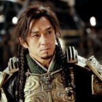 Jackie Chan in seiner Rolle als Huo An im Historien-Actionfilm Dragon Blade, mit epischer Rüstung und entschlossenem Blick.