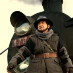 Jackie Chan in einer actionreichen Szene aus Railroad Tigers, einem spannenden Actionfilm voller Stunts und Humor.