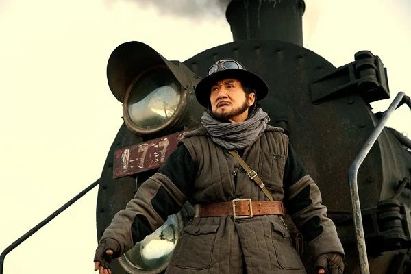 Jackie Chan in einer actionreichen Szene aus Railroad Tigers, einem spannenden Actionfilm voller Stunts und Humor.